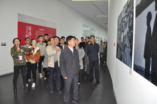 我院师生代表参观“庆祝改革开放40周年 时尚回响大型实物展”469.png